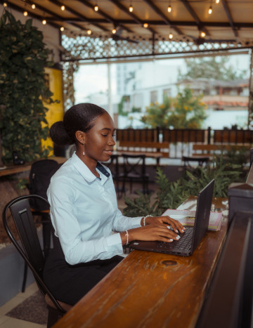 A happy Kanban Tool user managing her work flow with ease